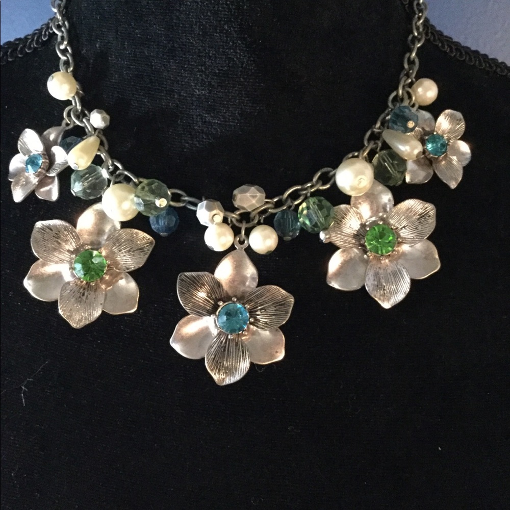 Lia Sophia flower necklace w/beaded centers